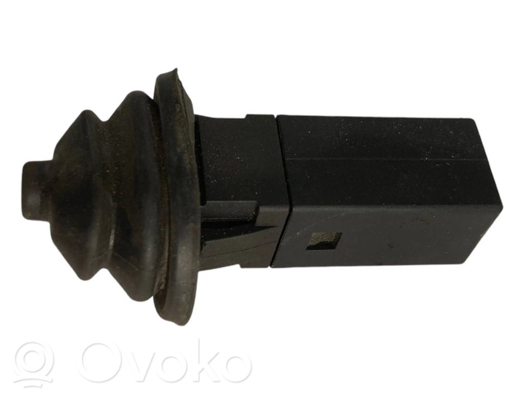 Degvielas tvertnes atvēršanas slēdzis