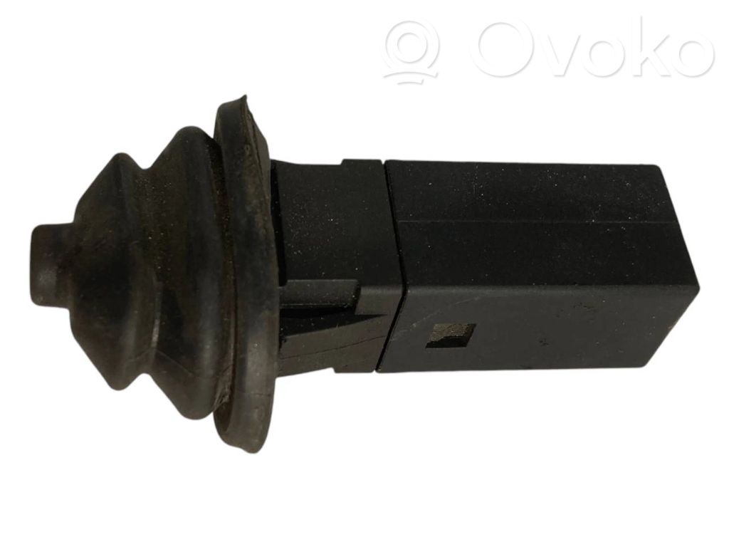 Degvielas tvertnes atvēršanas slēdzis