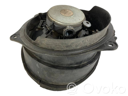 Skaļrunis (-i) priekšējās durvīs