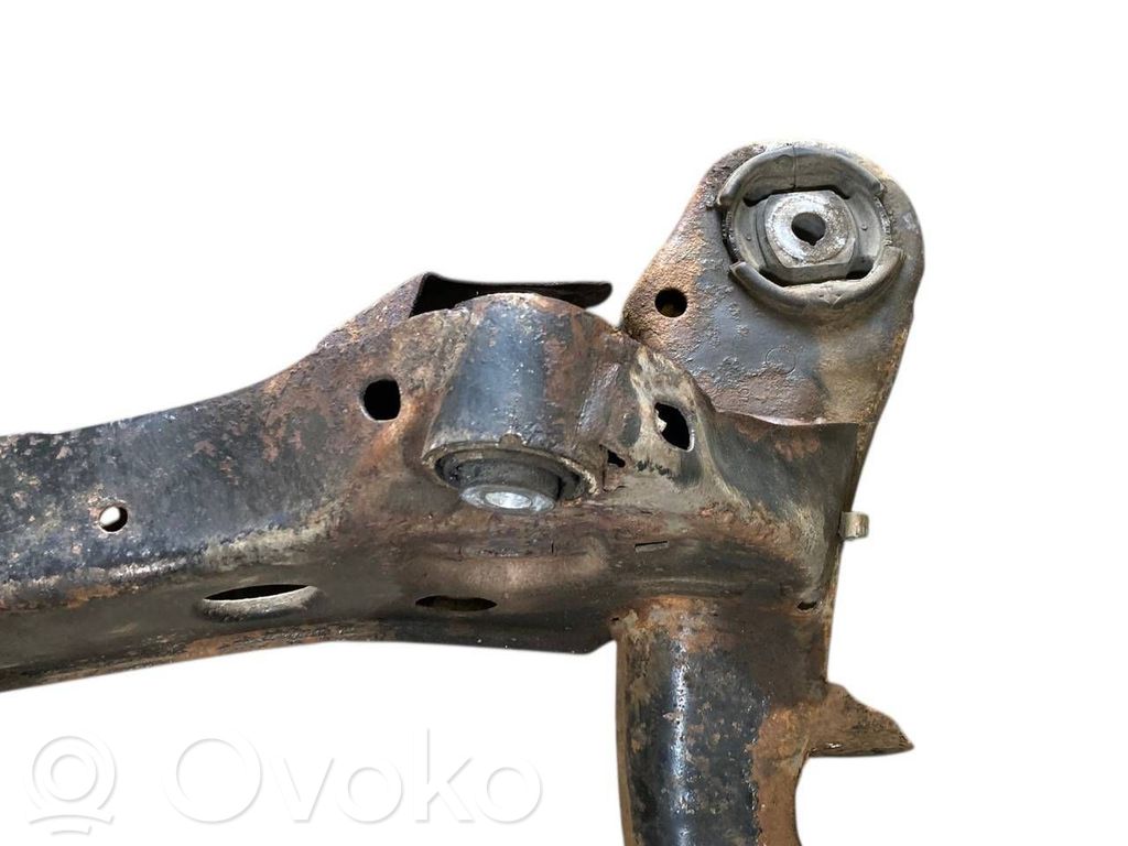 Pusrāmis aizmugurējais / priekšējais