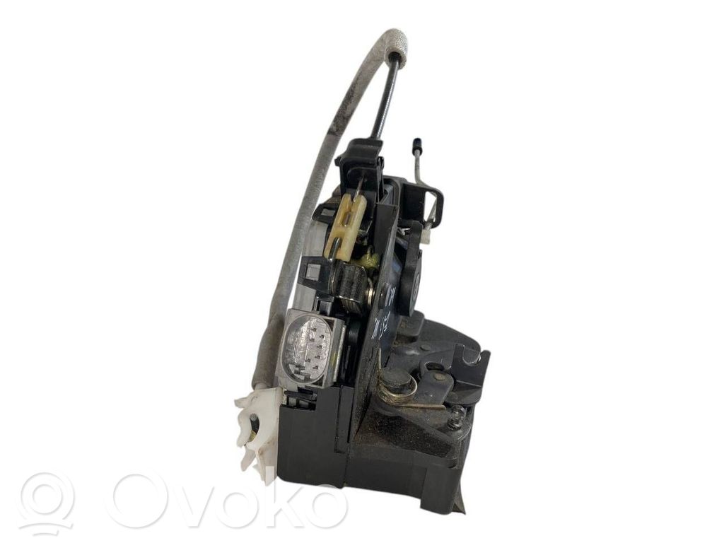 Priekšpusē slēdzene