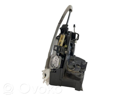 Priekšpusē slēdzene