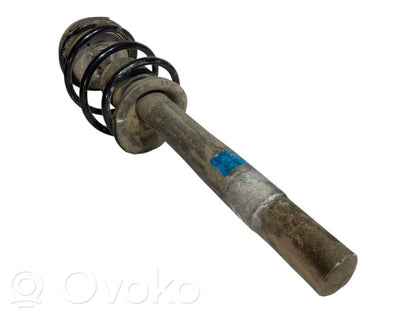 Priekšpusē amortizators ar atsperi