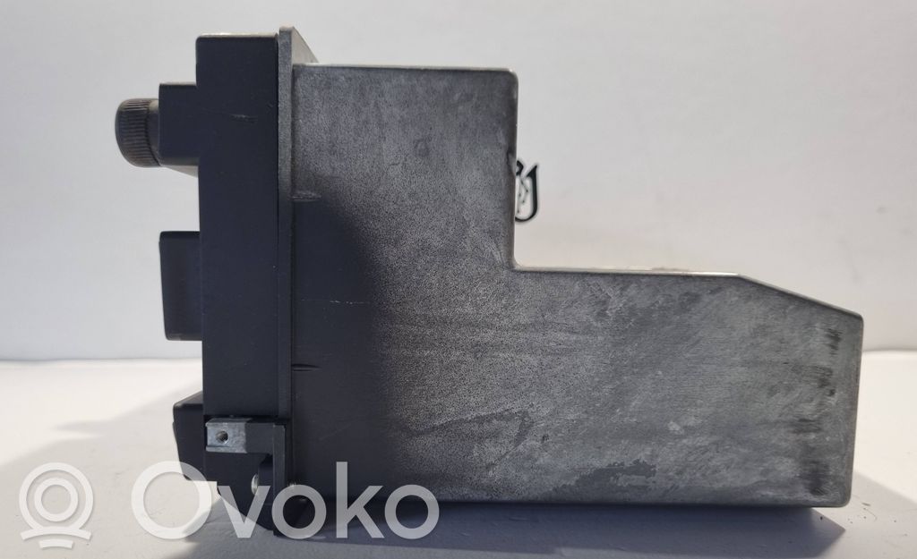 Radio / CD/DVD atskaņotājs / navigācija