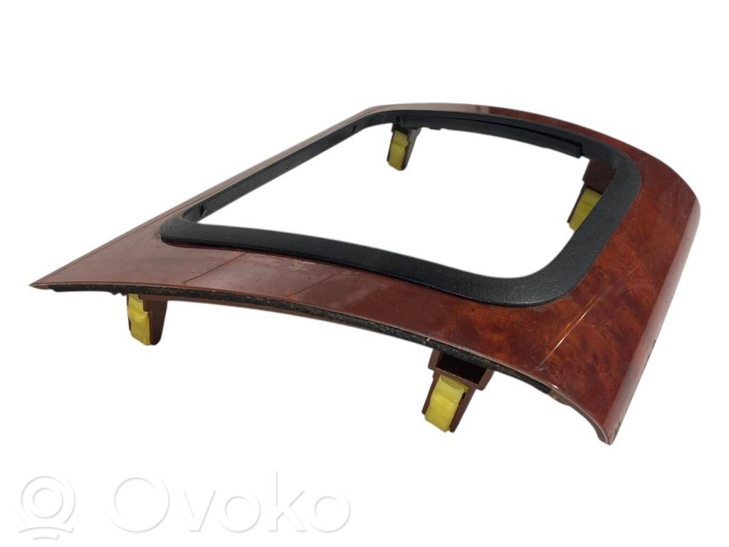 Ātrumu pārslēgšanas sviras dekoratīvā apdare (plastmasas)