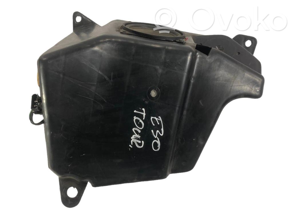 Skaļrunis (-i) aizmugurējā palodzē