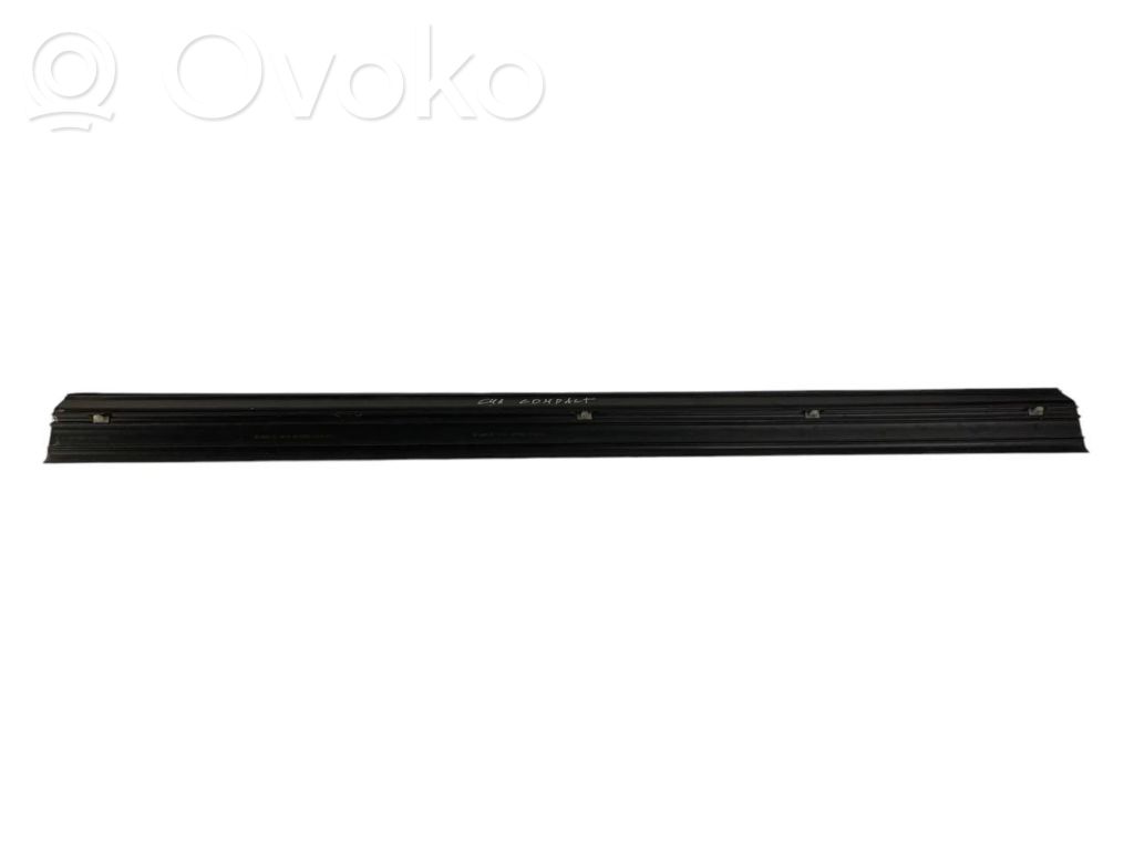 Priekšējā sliekšņa dekoratīvā apdare (iekšējā)