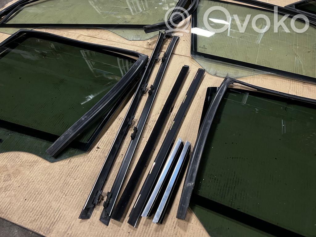 priekšējo durvju stikls (četrdurvju mašīnai)