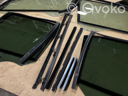 priekšējo durvju stikls (četrdurvju mašīnai)