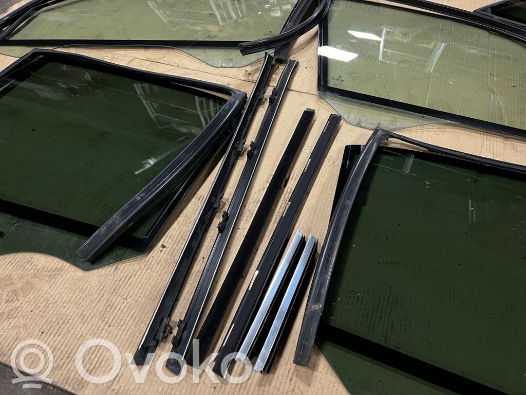 priekšējo durvju stikls (četrdurvju mašīnai)