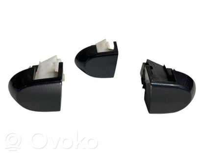 Priekšējo durvju roktura apgaismojums (ārpusē)