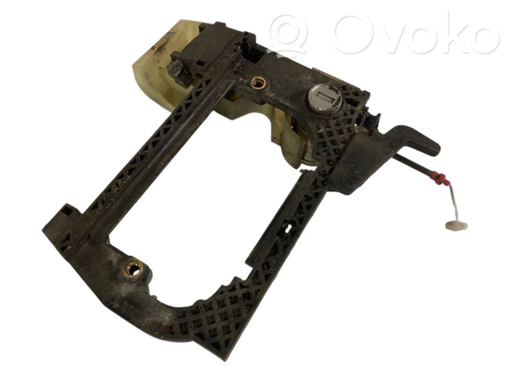 Priekšpusē turētājs / kronšteins ārējam atvēršanas rokturim