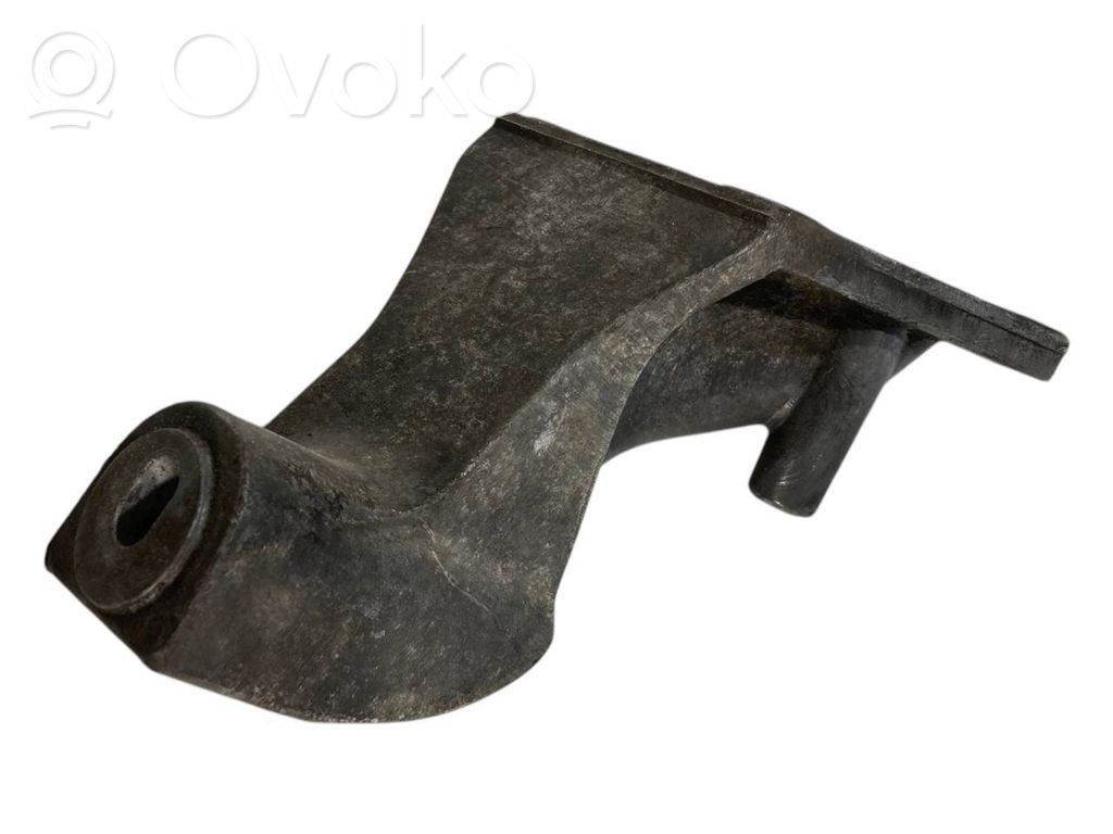 Engine mounting bracket
