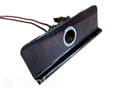 Cigarešu aizdedzināmais priekšā