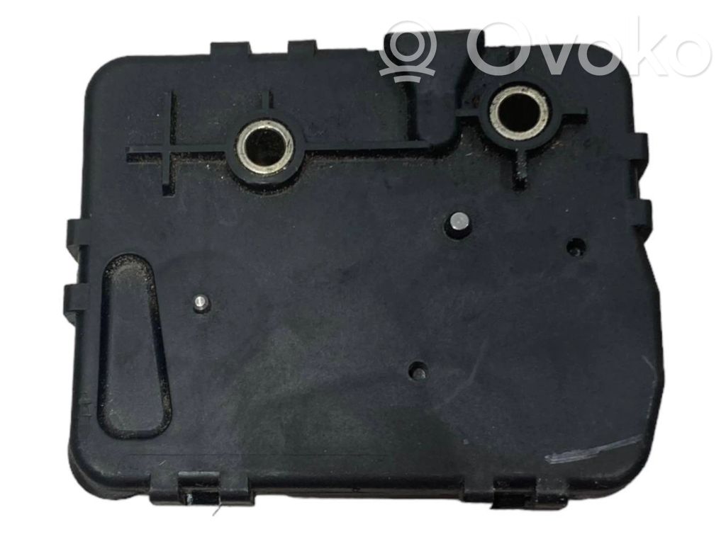 Aizmugurējā pārsega slēdzene