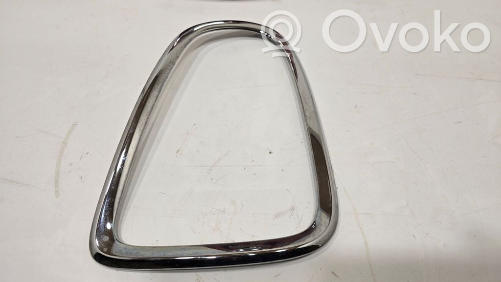 Aizmugurējais lukturis virsbūvē