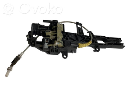 Priekšpusē turētājs / kronšteins ārējam atvēršanas rokturim