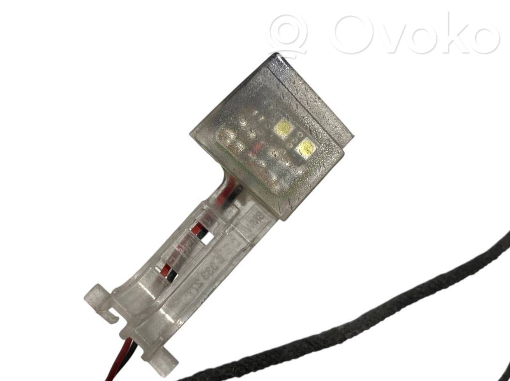 Priekšpusē durvju roktura vāciņš