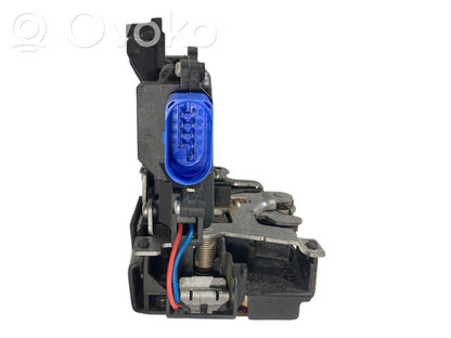 Priekšpusē slēdzene