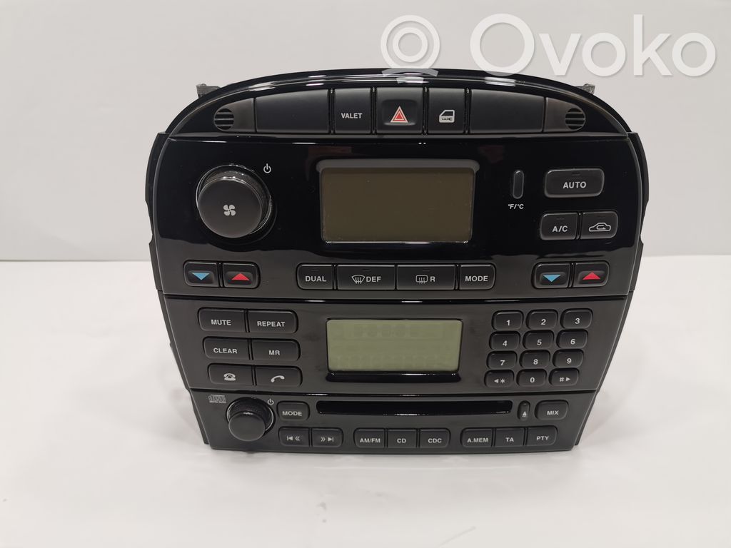 Radio / CD/DVD atskaņotājs / navigācija