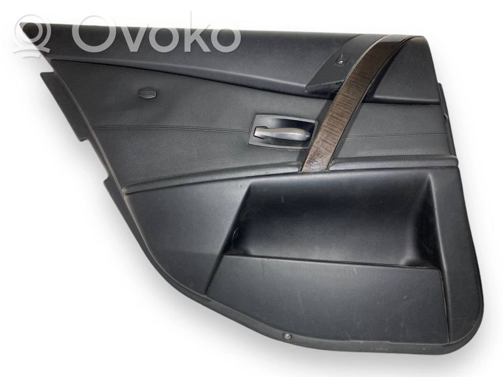 Apšuvums aizmugurējām durvīm