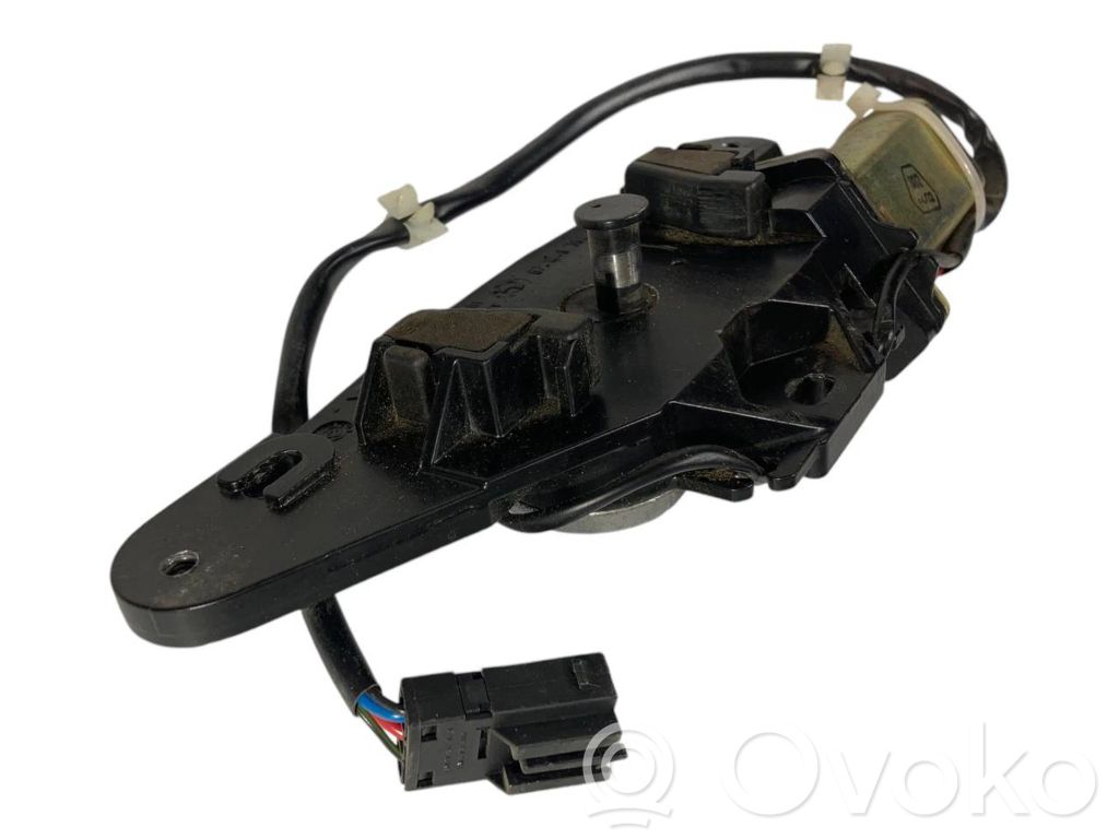 Aizmugurējā pārsega pievilcējs