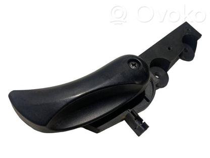 Dzinēja pārsega attaisīšanas rokturītis