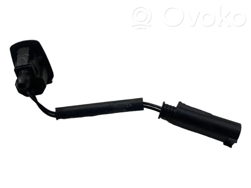 Mazgāšanas šķidruma caurulīte (-es) priekšējam logam