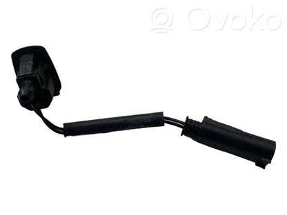 Mazgāšanas šķidruma caurulīte (-es) priekšējam logam