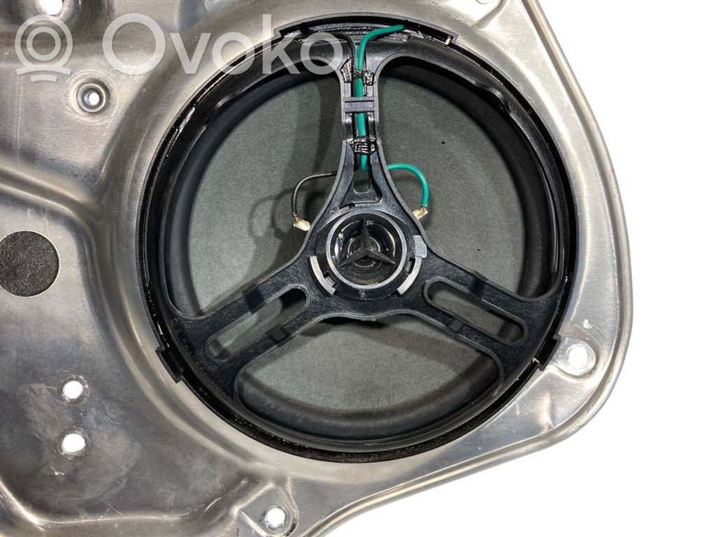 Skaļrunis (-i) pakaļējās durvīs