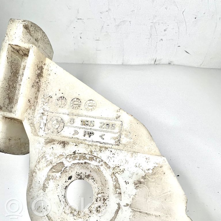 Держатель переднего бампера