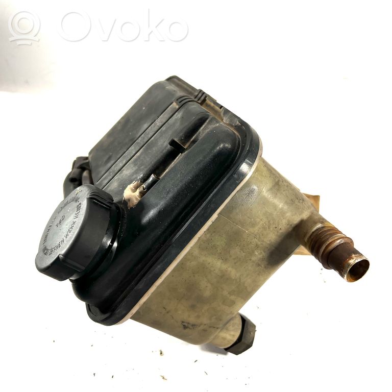 Расширительный бачок охлаждающей жидкости