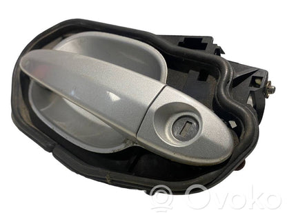 Priekšpusē turētājs / kronšteins ārējam atvēršanas rokturim