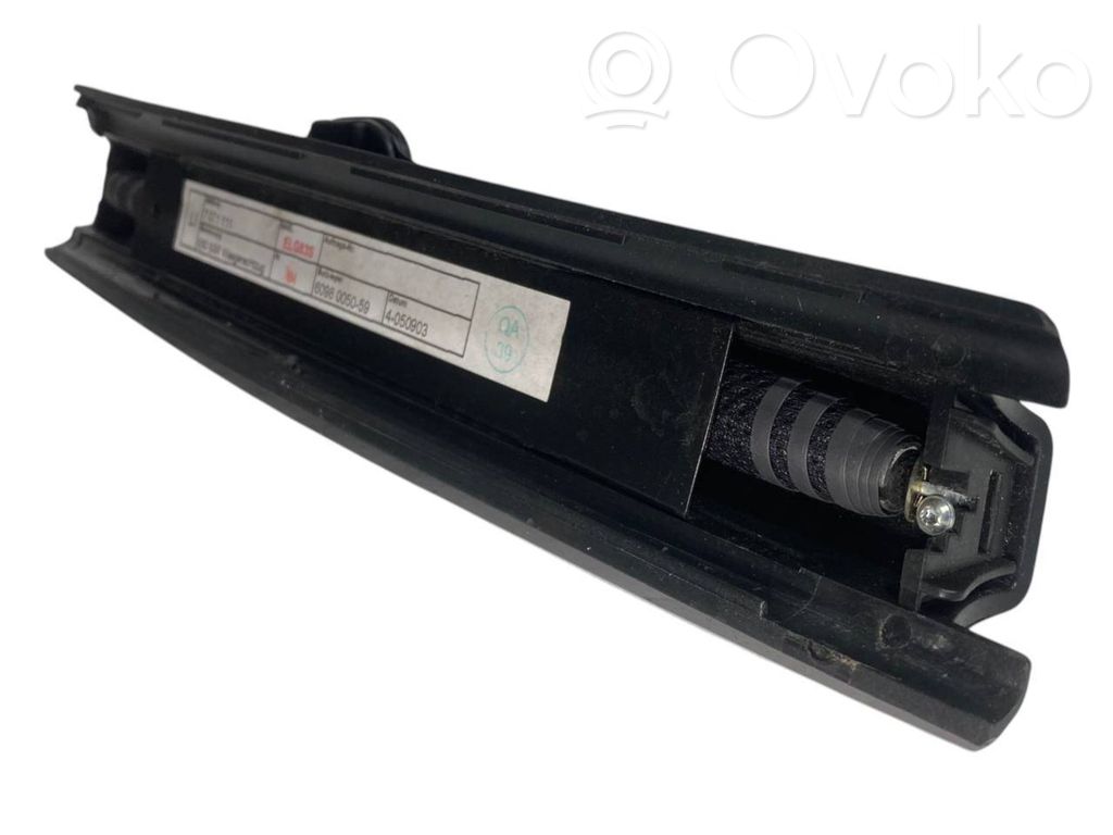 Aizmugurē logu aizkars