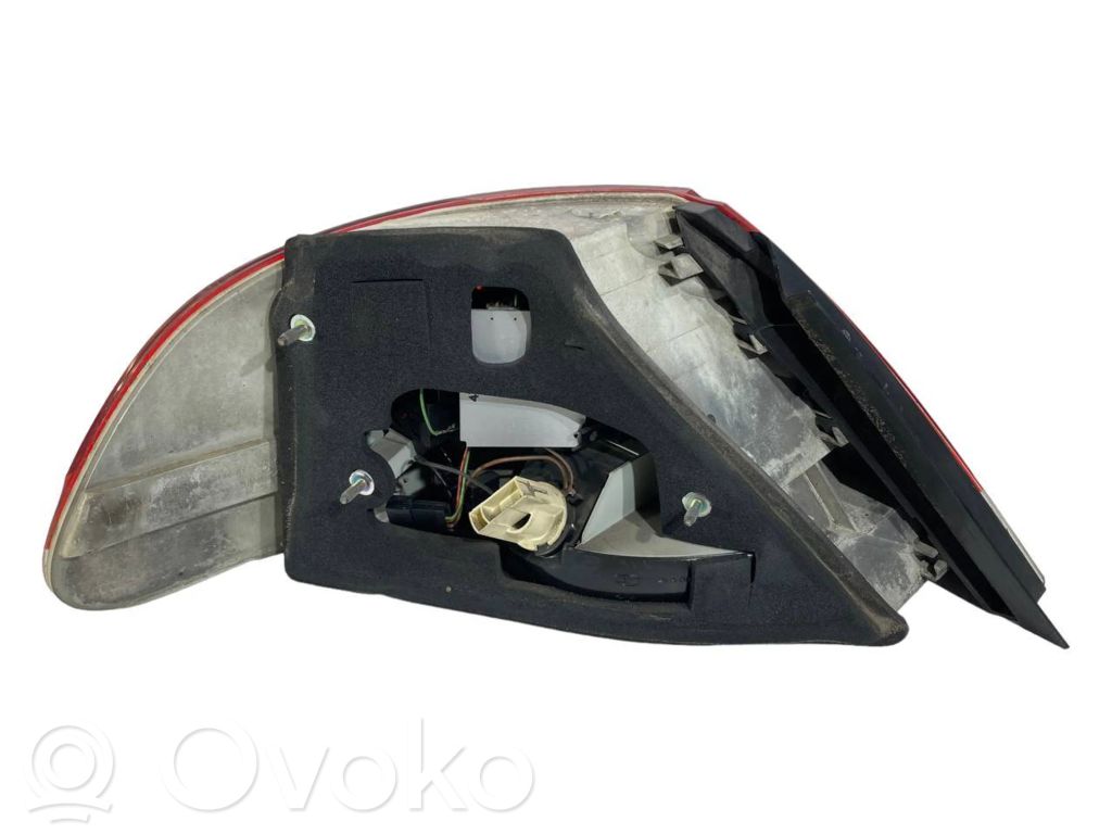 Aizmugurējais lukturis virsbūvē