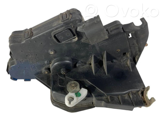 Priekšpusē slēdzene