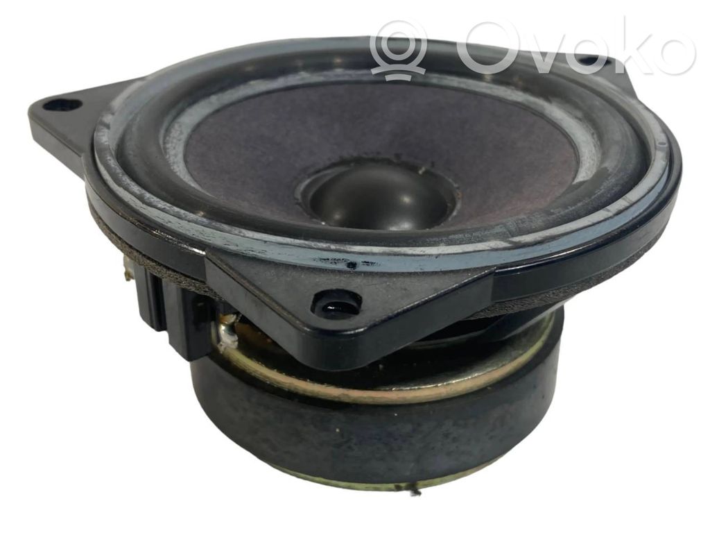 Skaļrunis (-i) aizmugurējā palodzē