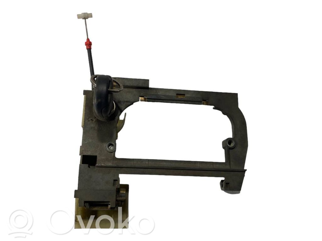 Priekšpusē turētājs / kronšteins ārējam atvēršanas rokturim