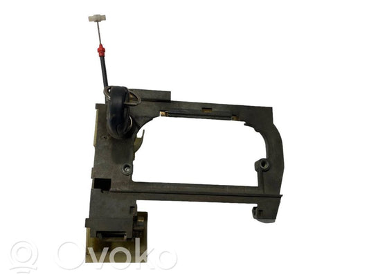 Держатель/кронштейн для внешней ручки открывания спереди