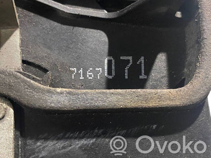 Priekšpusē slēdzene