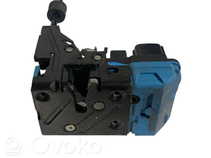 Priekšpusē slēdzene