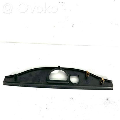 Augšējā dekoratīvā apdare (pie loga)