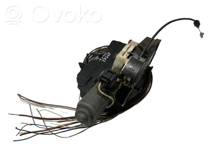 Priekšpusē slēdzene