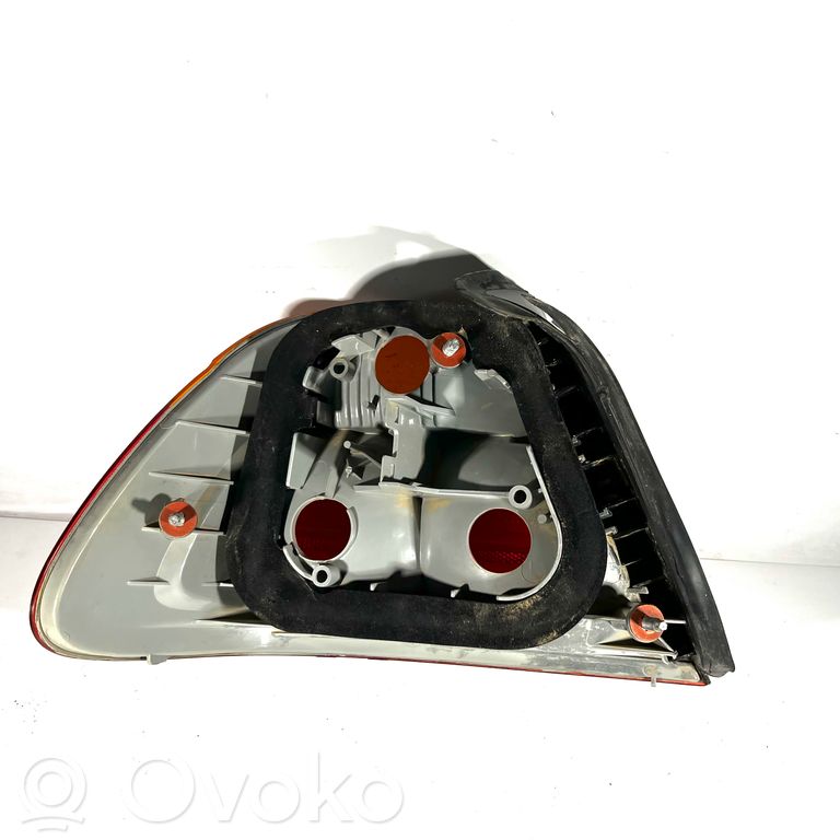 Aizmugurējais lukturis virsbūvē