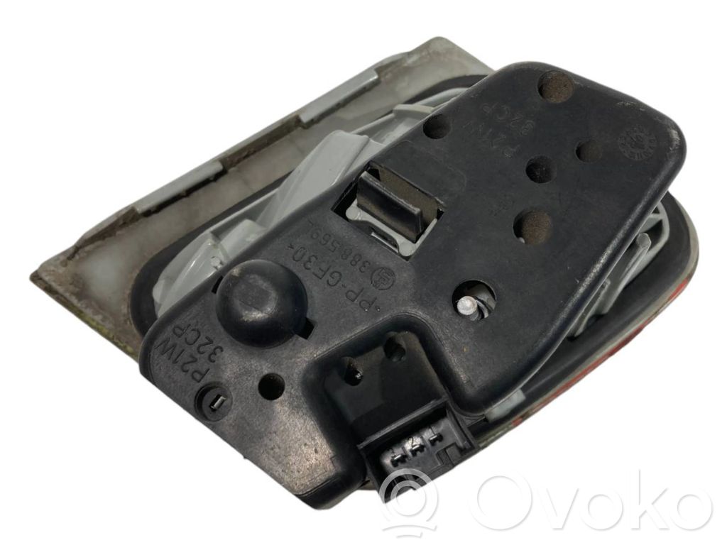 Aizmugurējais lukturis pārsegā