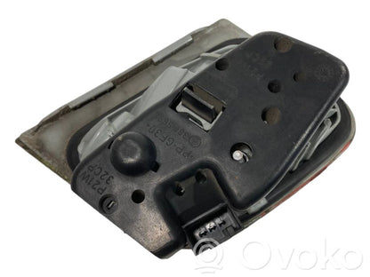 Aizmugurējais lukturis pārsegā