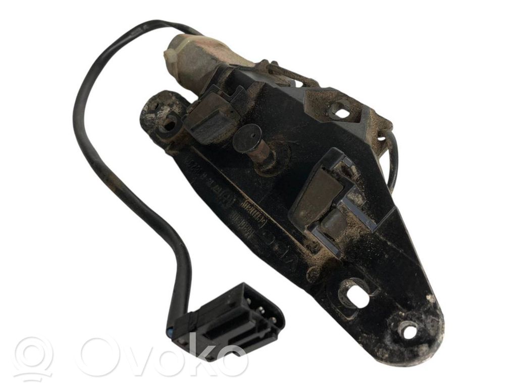 Aizmugurējā pārsega pievilcējs