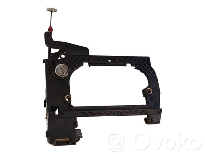 Priekšpusē turētājs / kronšteins ārējam atvēršanas rokturim