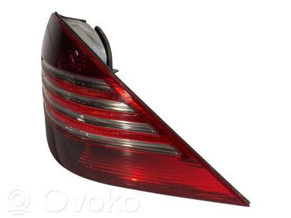 Aizmugurējais lukturis virsbūvē