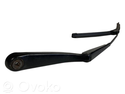 Priekšējā loga tīrītāja kājiņa